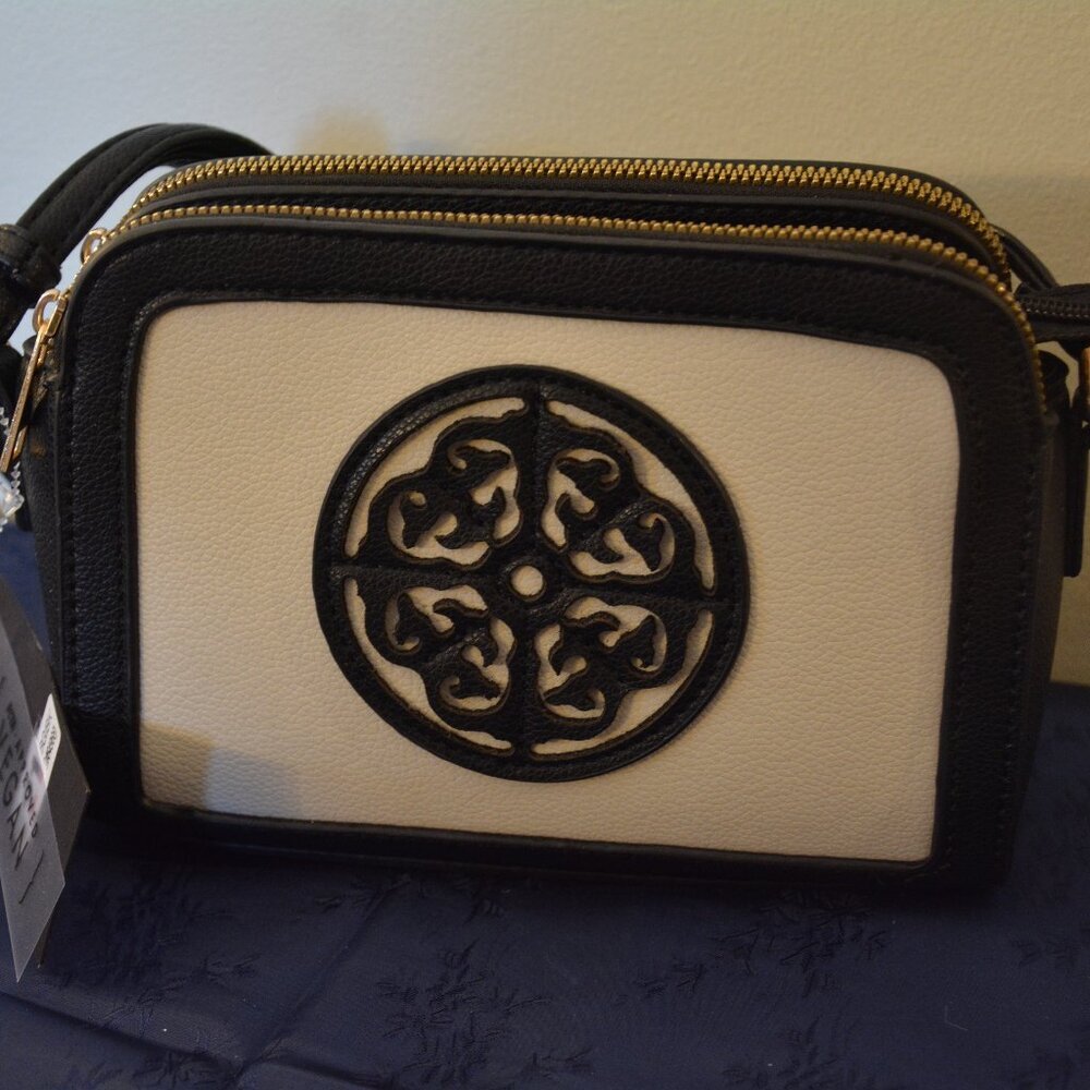 Deluxity Los Angeles Crossbody Vegan 3D Front Emblem Purse NWT